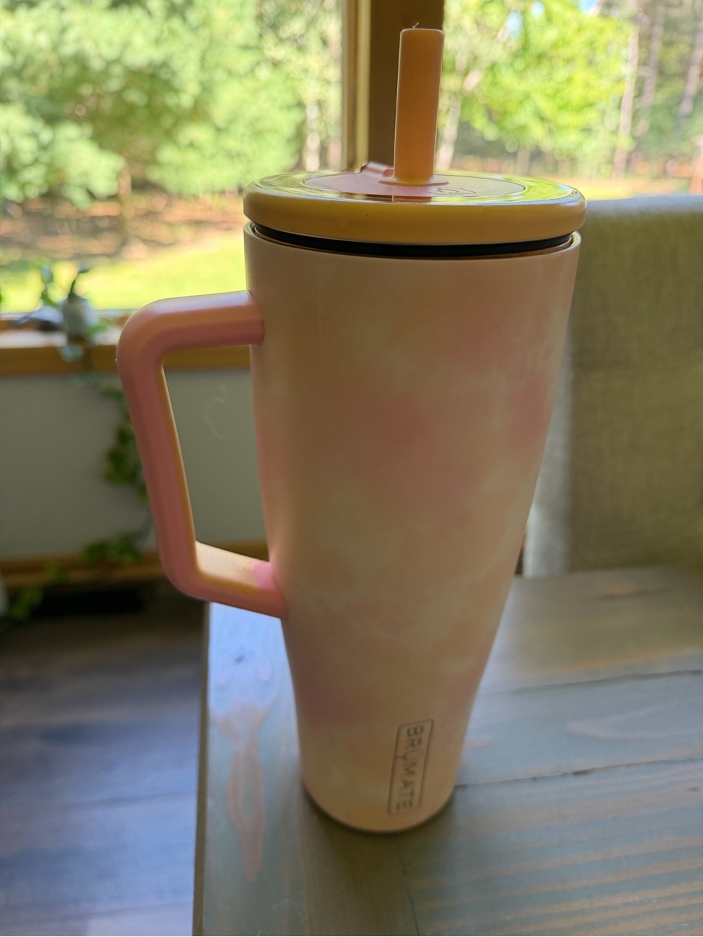 Brumate Era 40oz sherbet color pink and orange.